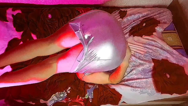 Kitty_Cross: Femboy comel berambut merah semasa berbogel di atas katil