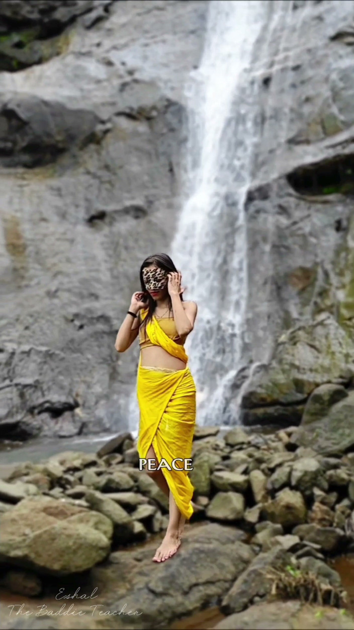 Eshal_Indianbaddie: The Desi Girl From the Street Took off Her Saree...
