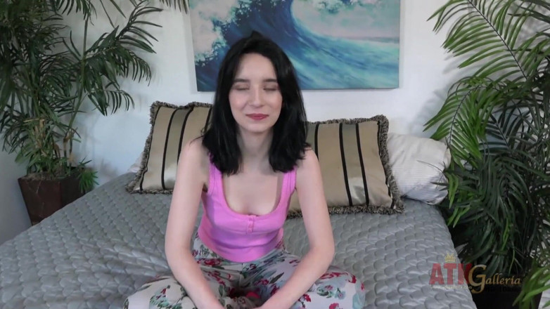 ATKIngdom Fans: Lily Moon görüşme sırasında amını gösteriyor