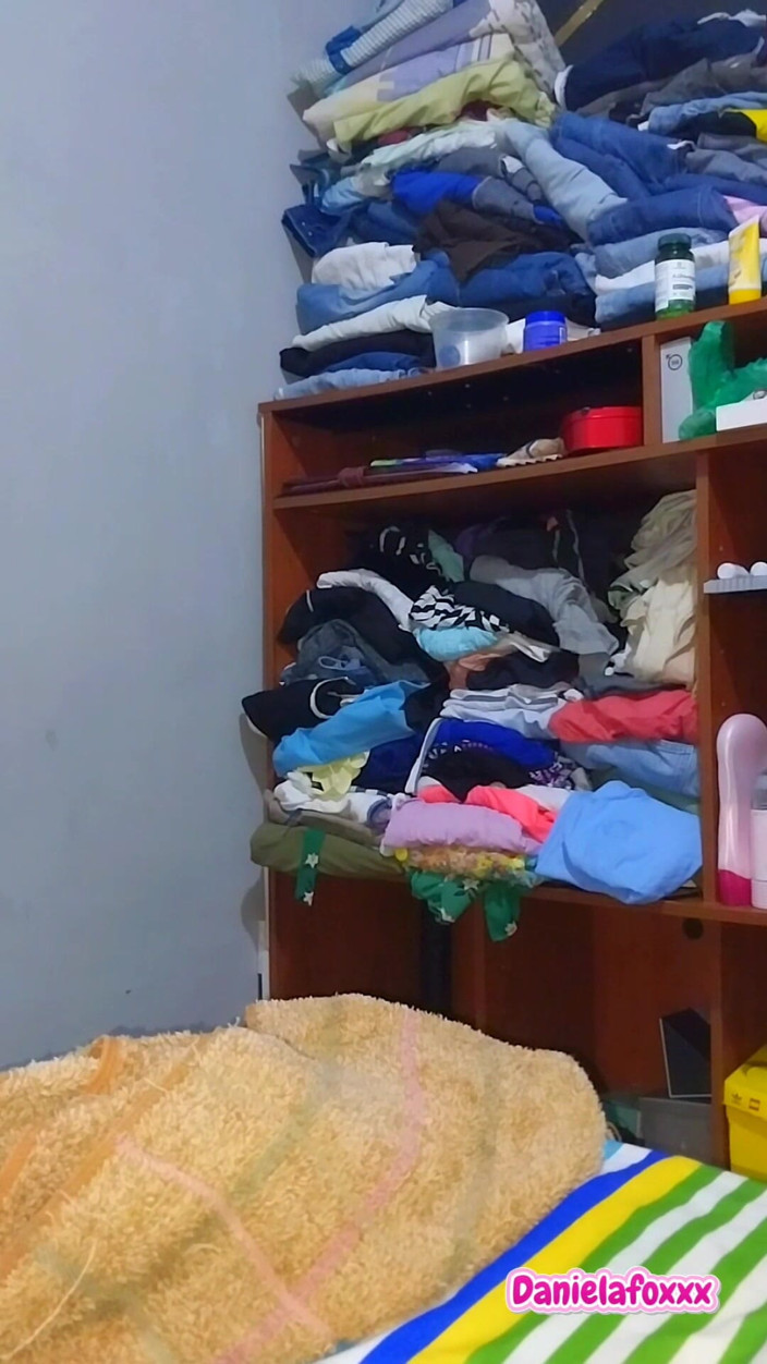 danielafoxxx: 체육관에 가기 전에 엉덩이에 크림을 붓는 그녀