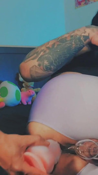 Sissy v cudnosti s roztrhanými kalhotami v tělocvičně a zničení její díry