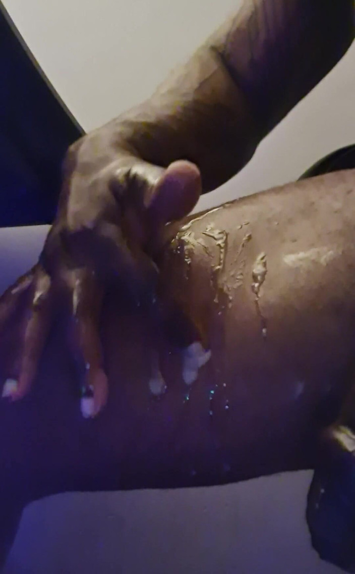 Amadeus: Spermă picurând jos piciorul meu, nu pot aștepta până lockdown...