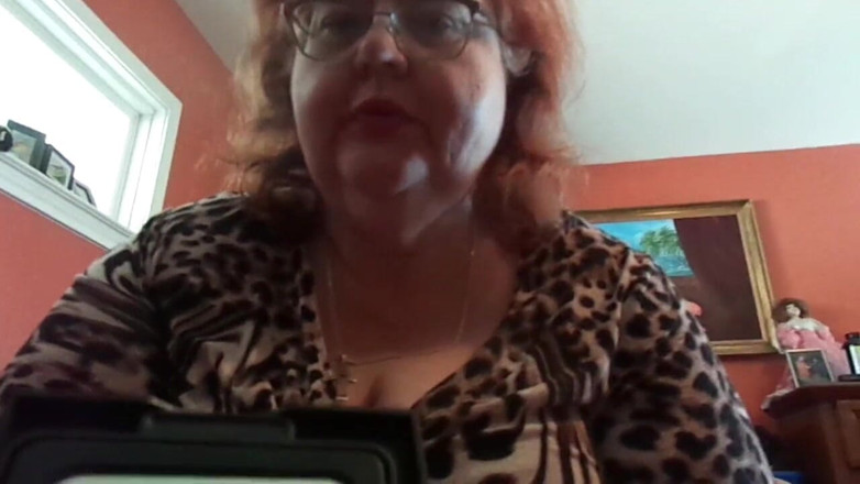 BBW nurse Vicki adventures with friends: Bbw-verpleegster Vicki leert haar mietje hoe 2 lippenstift omtrekt