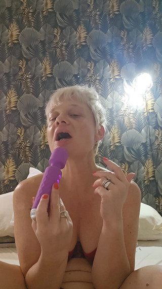 Sofy13: MILF Zorra Madura Juega Con Su Clítoris Mojado