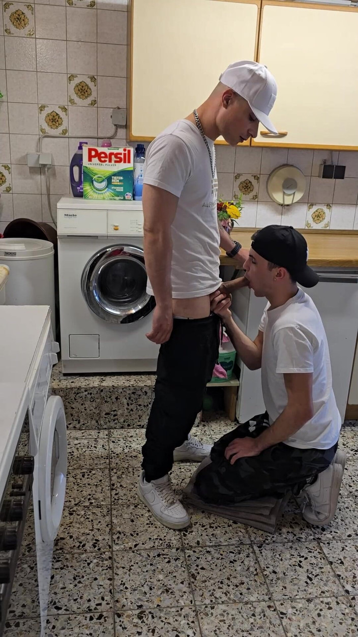 boyzxy212: Mạo hiểm đồng tính nam thổi kèn trong phòng giặt trống