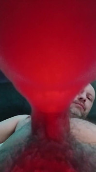 Zdradzająca sąsiadka uwielbia głębokie gardło i dostaje spermę na twarzy