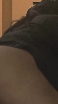 Otrogen fru har sex med Gardner när mannen inte är hemma