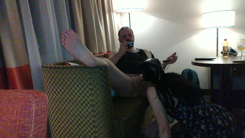 Toilet Mommy: Une Femme Suce Un Inconnu Dans Un Motel