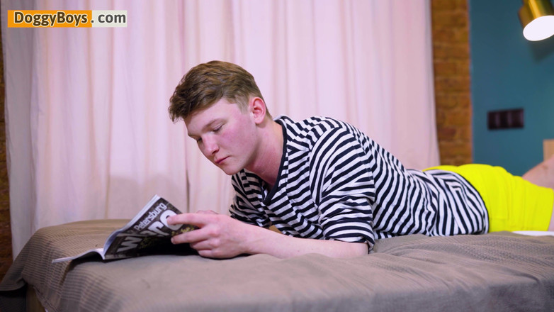 Doggy boys: O tânără tânără minunată își umple gaura cu spermă caldă