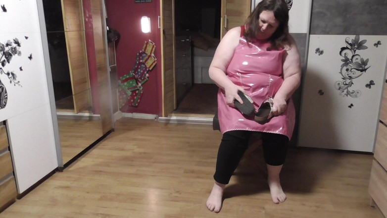 tammara big: У гумовому фартусі я розплющую капці