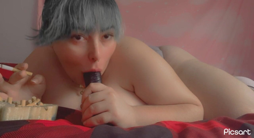 Mushroombitchx: Топлес курить,