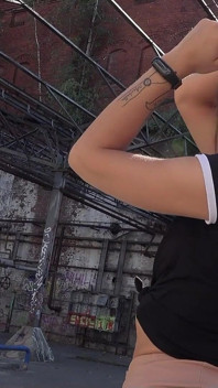 German Scout - peituda fitness modelo Mina K seduz para foda no casting em Lost Place Berlin
