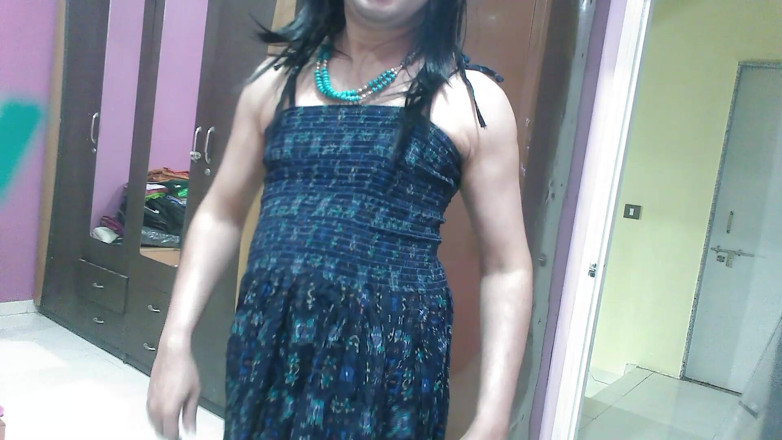 Cute & Nude Crossdresser: Transsexual efeminat sexy Femboy Sweet Lollipop se pișă într-un pahar de...