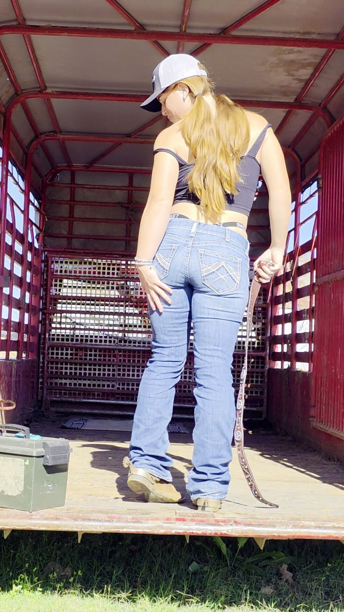 NaughtyRedFarmgirl: Kızıl saçlı yavaş parmakla sikişiyor ve fışkırtıyor