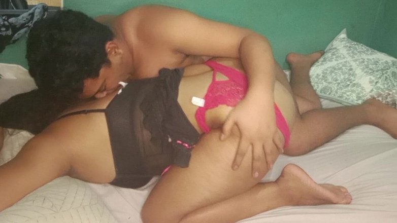 BigassMILF40: Esmer olgun üvey anne orta yaşlı seksi kadın göt deliğini emdiriyor...