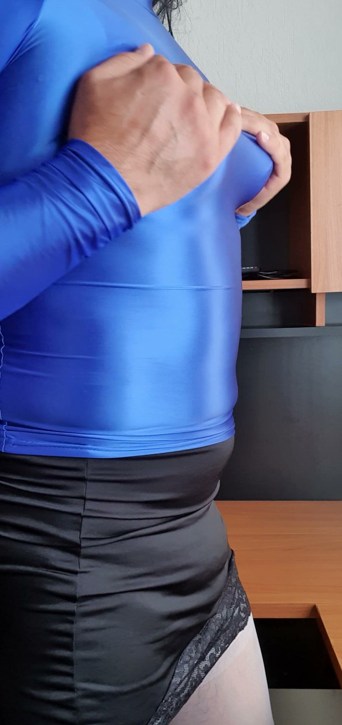 Sexy shinny clothes: Mavi spandeks bluzumu ve sivri göğüslerimi modellik yapıyorum