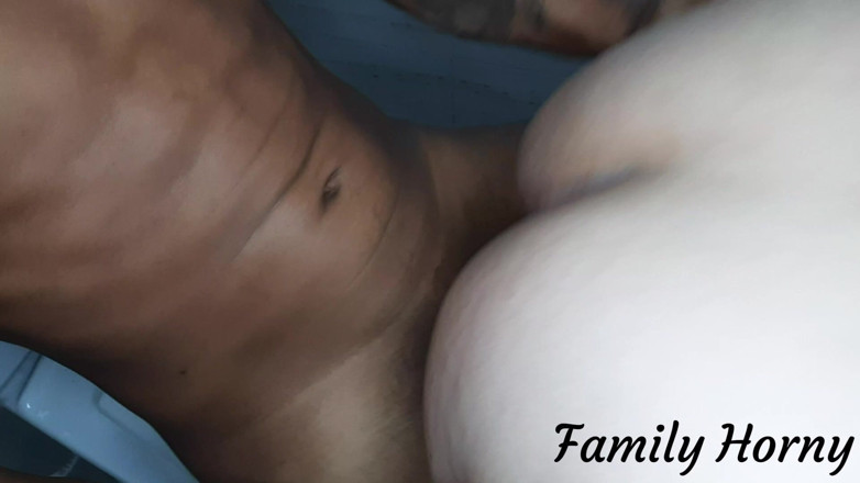Miller Family: น้องสาวต่างแม่ของฉันอยากให้ฉันเย็ดเธอในห้องน้ํา