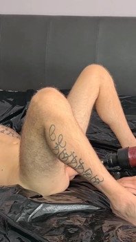 Scopando lo schiavo di mio marito con una macchina del sesso