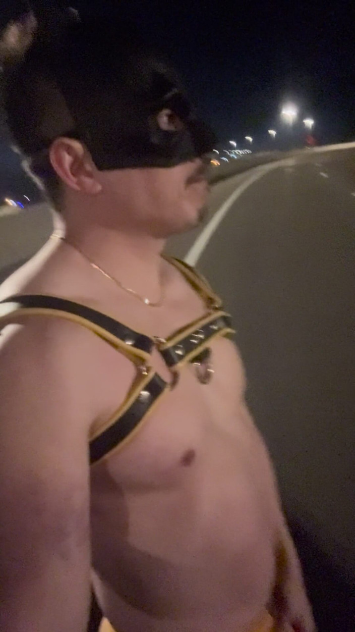 Barenakedmuscles: Noční svalnatý král: Asijský kus v koženém postroji a Jockstrap...