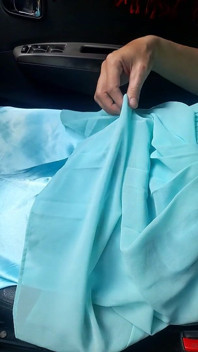 Sperma trägt blaues chiffon-kleid mit Satinfutter
