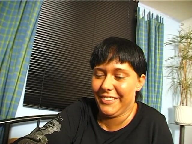 POV Orgasms: Pelacur brunette masturbasi sebelum memberikan blowjob yang luar biasa