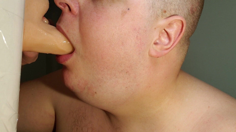 Charlieboy69: Vibrator rotitor adânc în gât