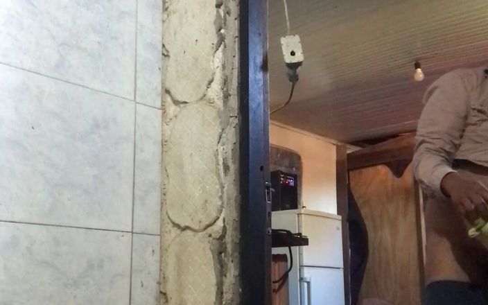 i7Bernard: Spălând pula în chiuvetă.