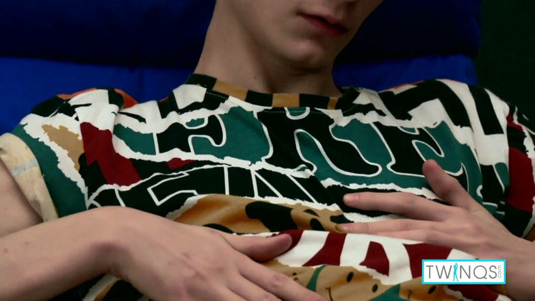 Twin Qs: Pożądliwa twink Lucas wypełnia tyłek czerwonym dildem i wanks!