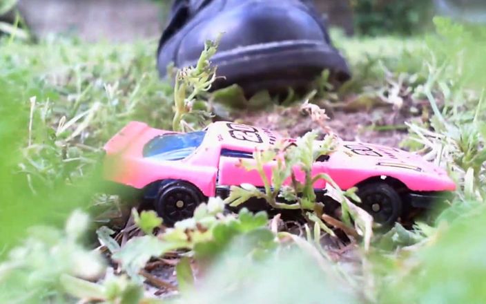 Nicoletta Embassi: Impresionante video de aplastamiento mira mis pies destrozar un pequeño...