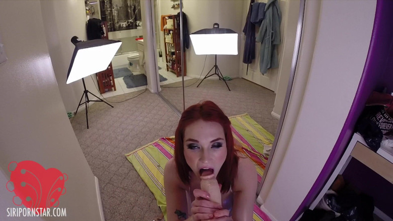 Siri Pornstar: Vedeta porno Siri țâțoasă se joacă cu un vibrator!
