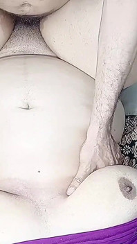 Saali, chatte blanche à gros nichons, se fait baiser par Jiju et prend une grosse bite en missionnaire