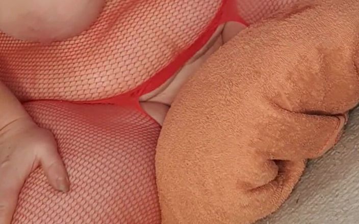 JJ Jewel BBW: Bella donnona arrapata cavalca l'asciugamano della sorella squirting