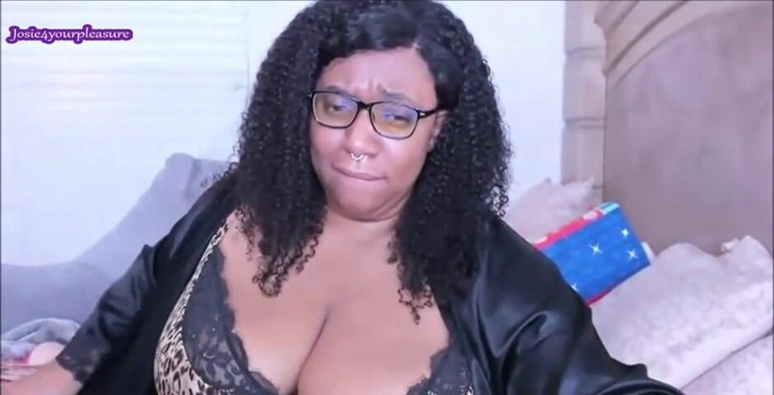 Josie4yourpleasure: Сосание дилдо, засвет киски, тряска задницей и игра с маслом