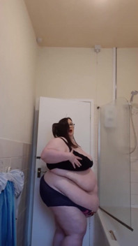 SSBBW neckt vor der dusche