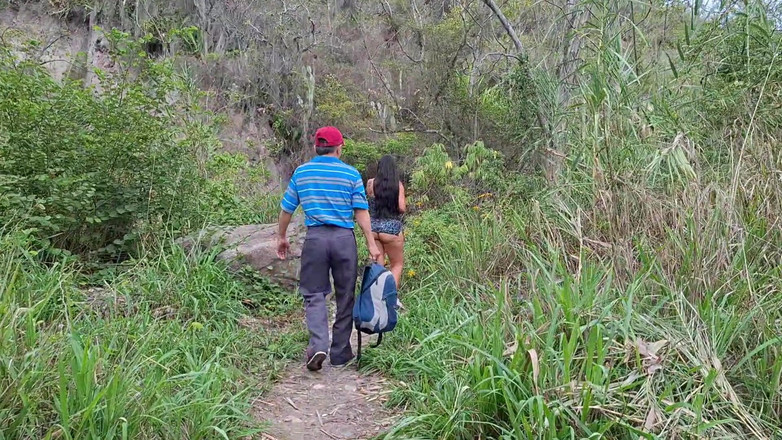 Lady: Perverse oude man neukt zijn rondborstige stiefdochter in de jungle...
