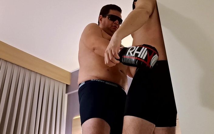 Combat and fetish: 내 보지를 핑거링하는 경찰 타자복서