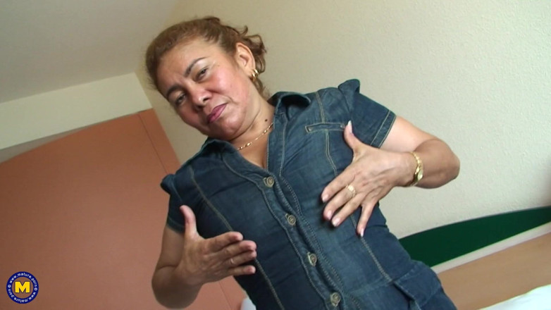 Mature NL: She Just Loves to Play and Piss All Over the...