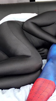 Natacha Guapa делает минет полностью в черном Zentai Lycra