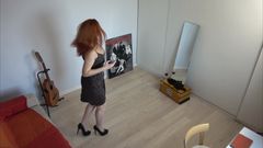 Milfs and Teens: Rudowłosa milf w czarnej spódnicy bierze seksowne selfie przed lustrem
