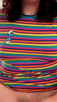 Schattige latina shemale geniet van solo masturbatie