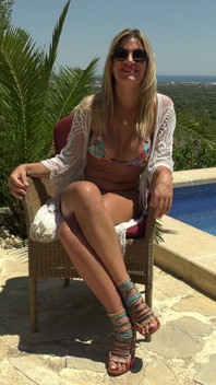 Cette MILF blonde sexy adore baiser à la piscine