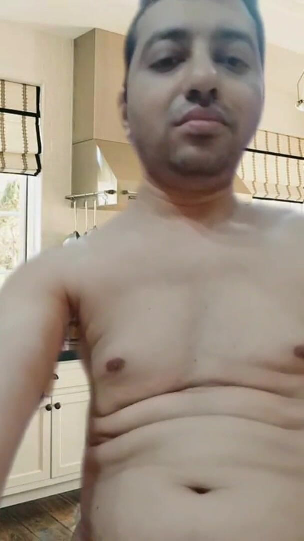 Cute & Nude Crossdresser: Nahý chlapec ve virtuální kuchyni v AR Reels.
