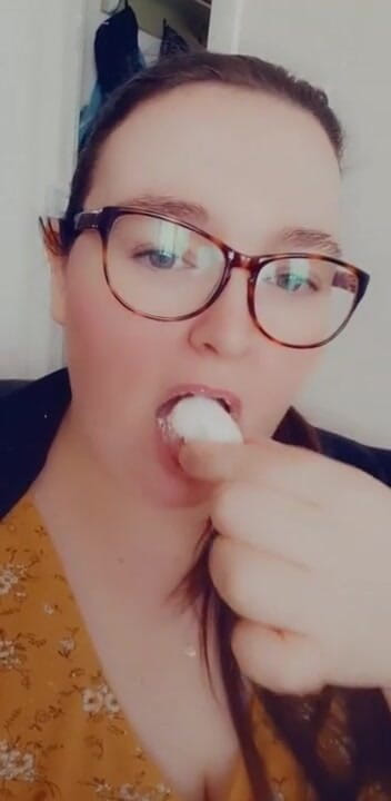 SSBBWLadyBrads: 君のためにこのドーナツを食べてる