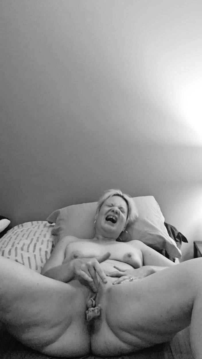 Sofy13: Soy Una Mujer Madura, Una MILF Puta a La Que...