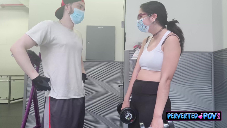 Perverted POV: Onlyfans-model krijgt inhoud van een man in de sportschool