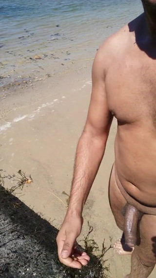 Boy top Amador: adoro la spiaggia per il nudismo
