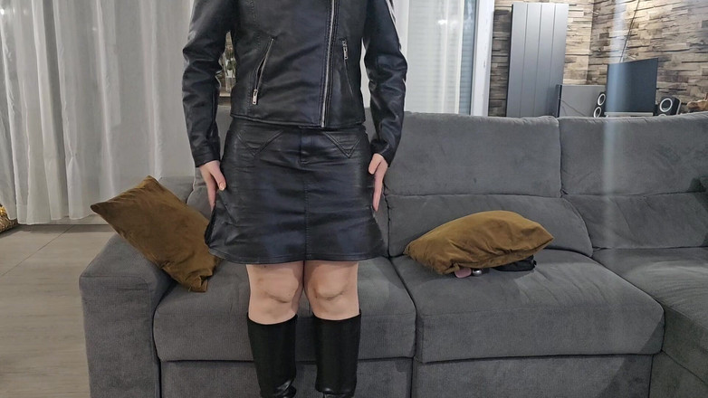 Sofy13: Hola Tú, ¿estás Bien? ¿te Gusta El Cuero? ¿te Gustaría Follarme Con Este...