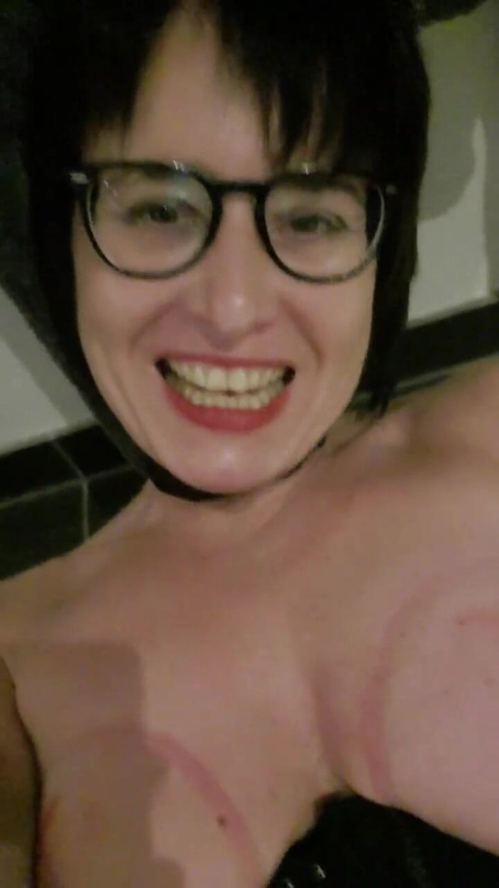 JulieEroticDress: MILF stříká Fontain na Skleněnou stěnu