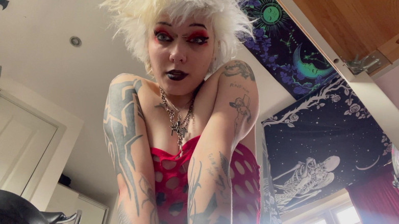Glitterqueen1999: Glitterqueen1999 mangia il suo fidanzato traditore la gigantessa Fetish