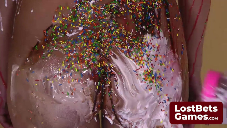 Lost Bets Games: Permainan pancutan muka bertelanjang yang menakutkan di mana awek bergilir-gilir